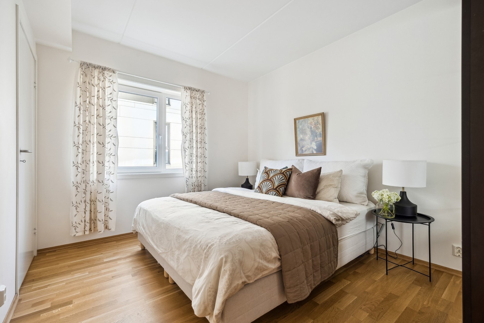 Hovedsoverom i moderne farger, parkettgulv, med en egen bod på ca. 3,5 kvm. Galleribilde