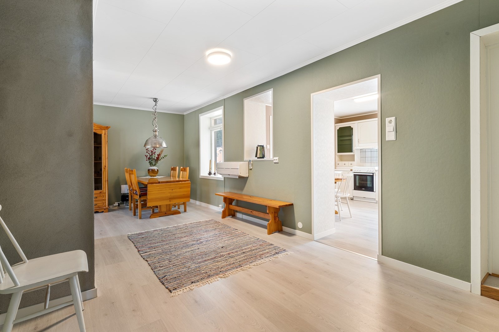 Spisestue mot kjøkken Galleribilde