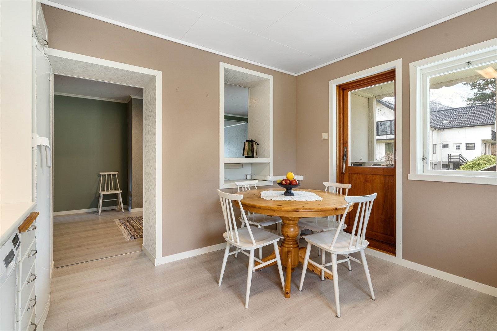 Sittegruppe på kjøkken. Utang til veranda Galleribilde