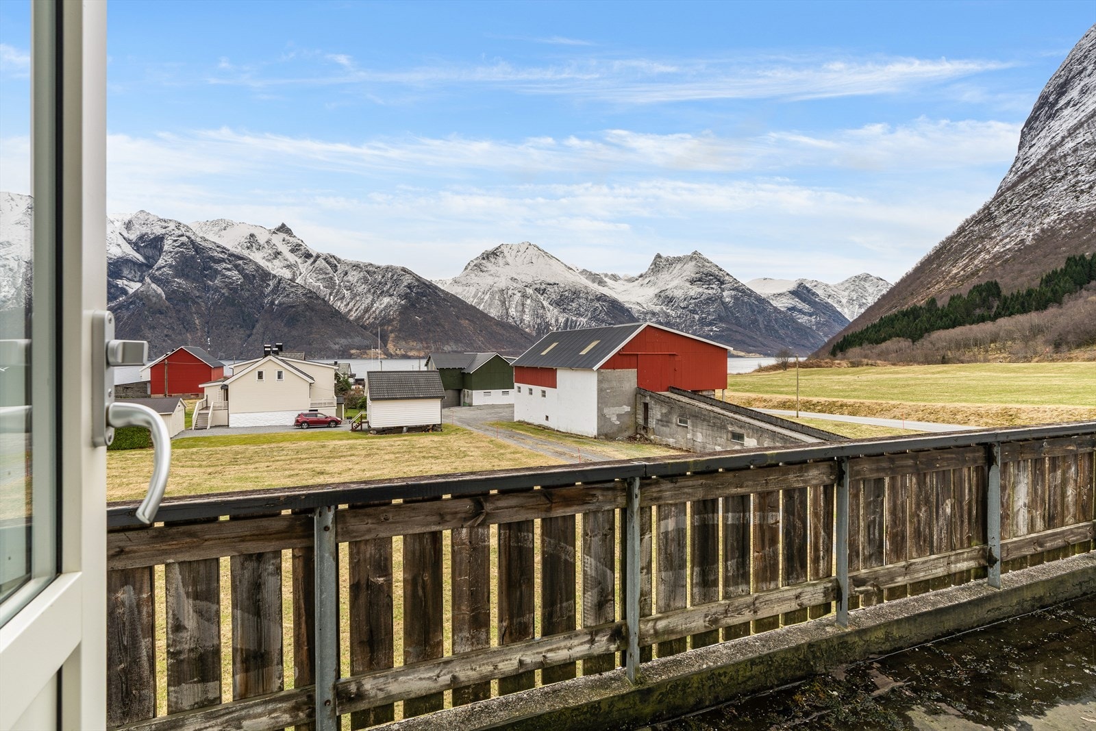 Fri og nydelig utsikt frå veranda Galleribilde