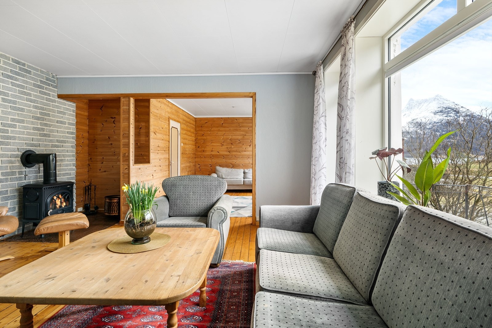 Del av stue. Peisovn er innstallert Galleribilde