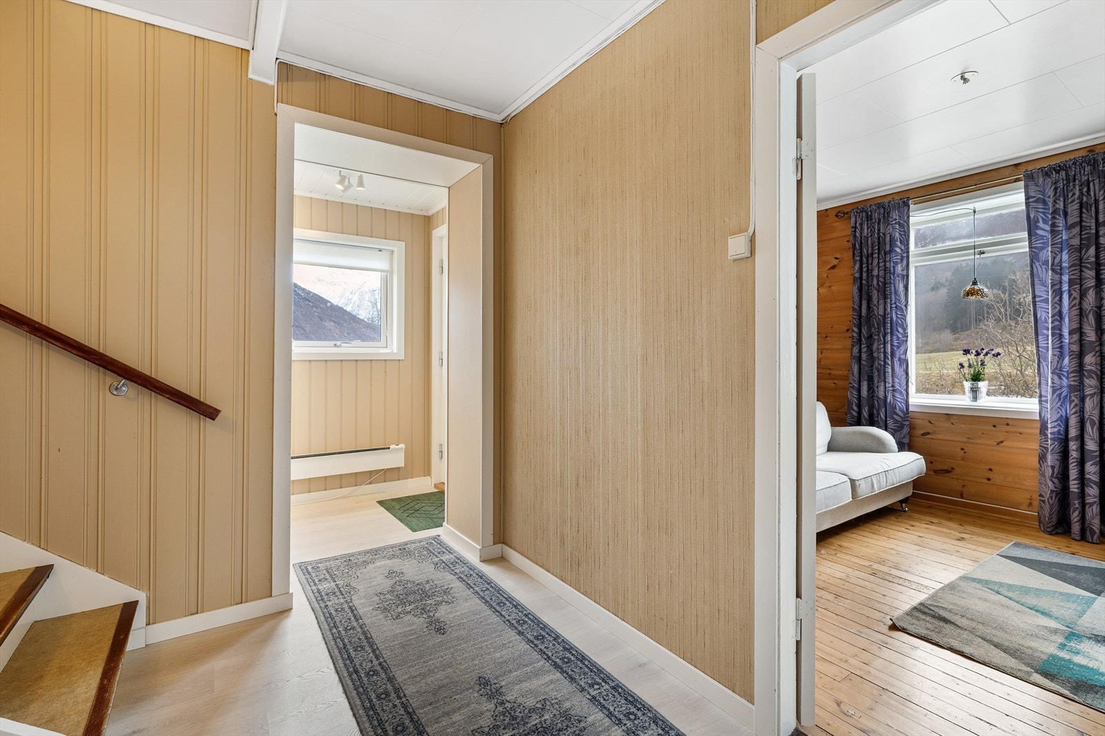 Trappegang til 3.etg. Del av stue inn til høgre Galleribilde