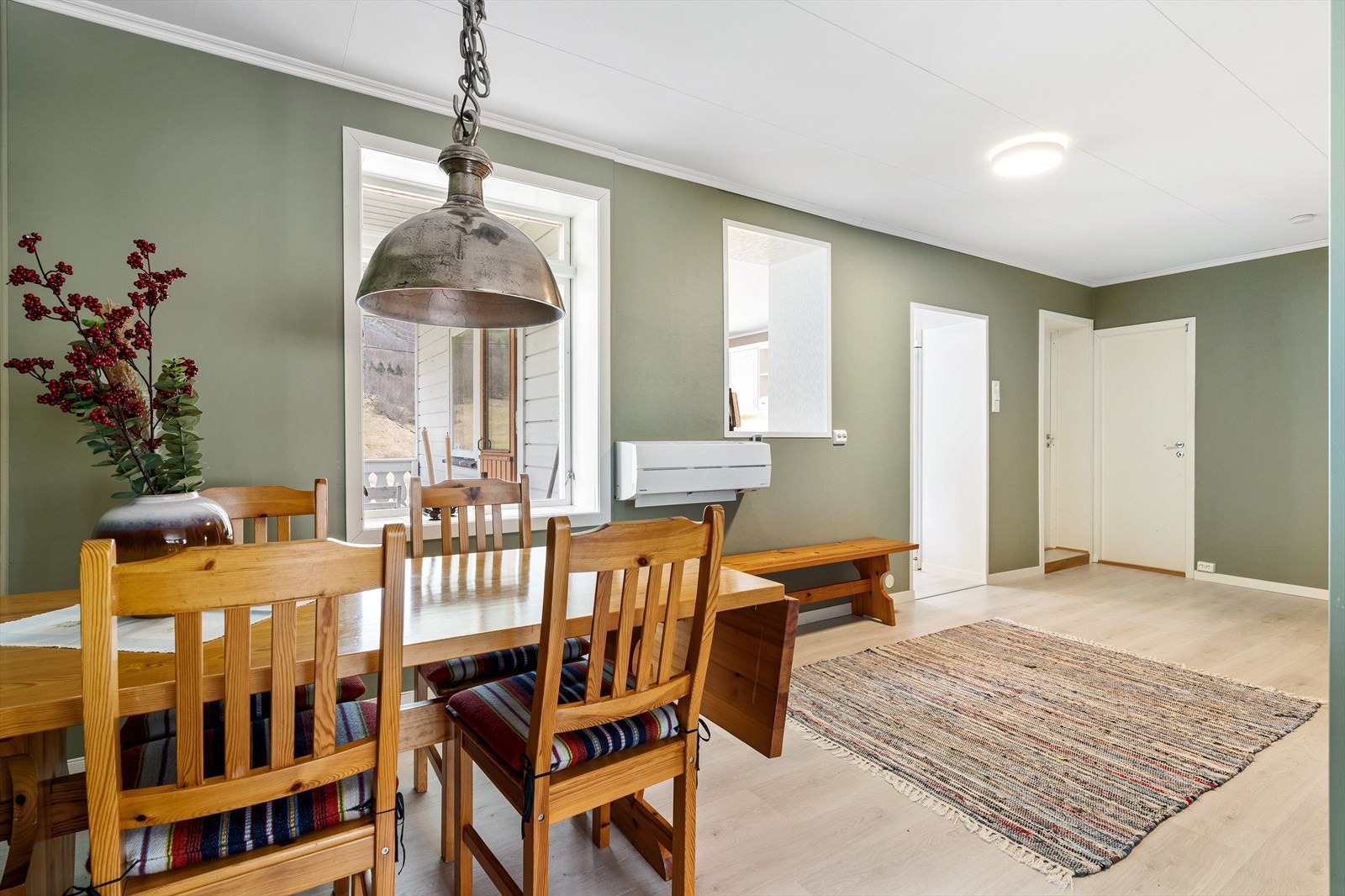 Spisestue. Varmepumpe er innstallert Galleribilde