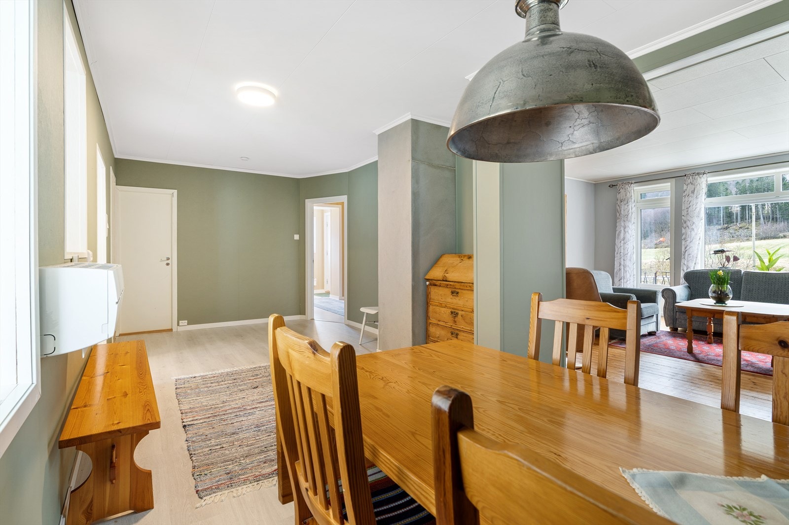 Spisestue mot stue til høgre Galleribilde