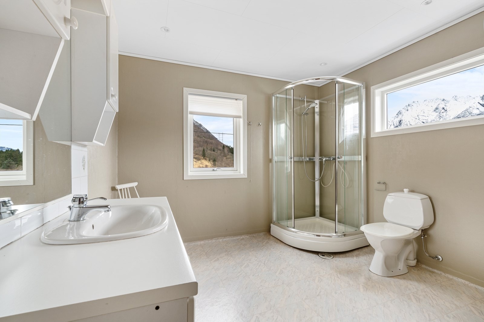 Stort baderom med dusjkabinett Galleribilde