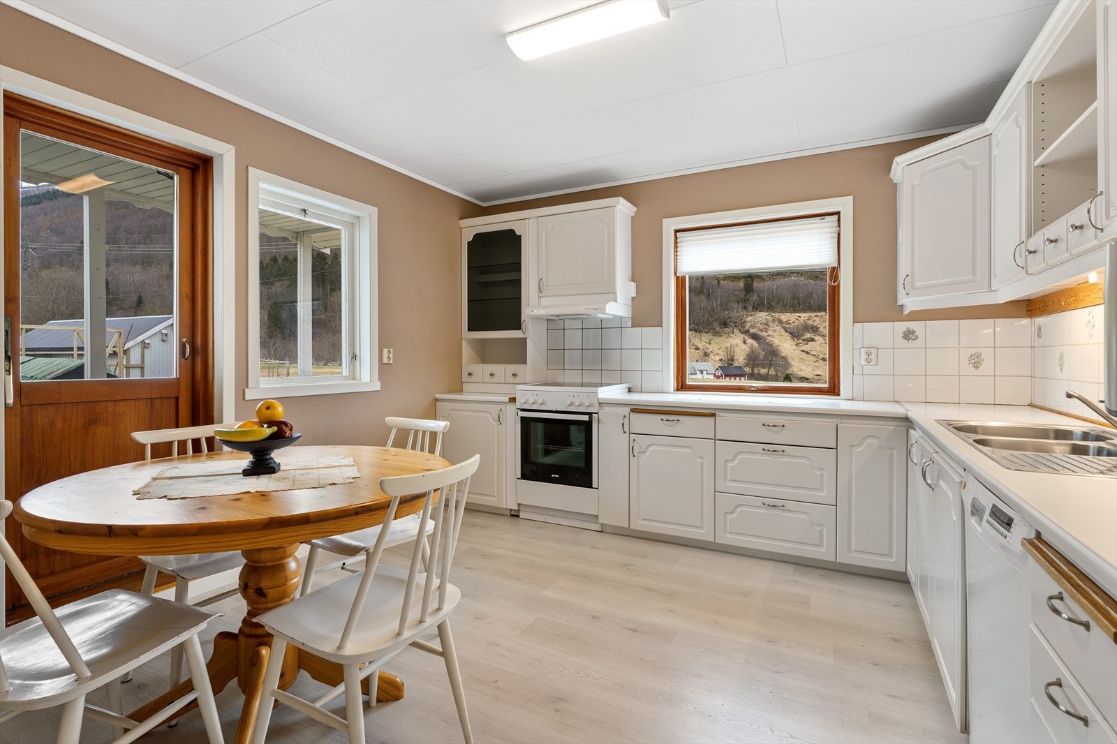 Kjøkken med mykje god skapplass Galleribilde