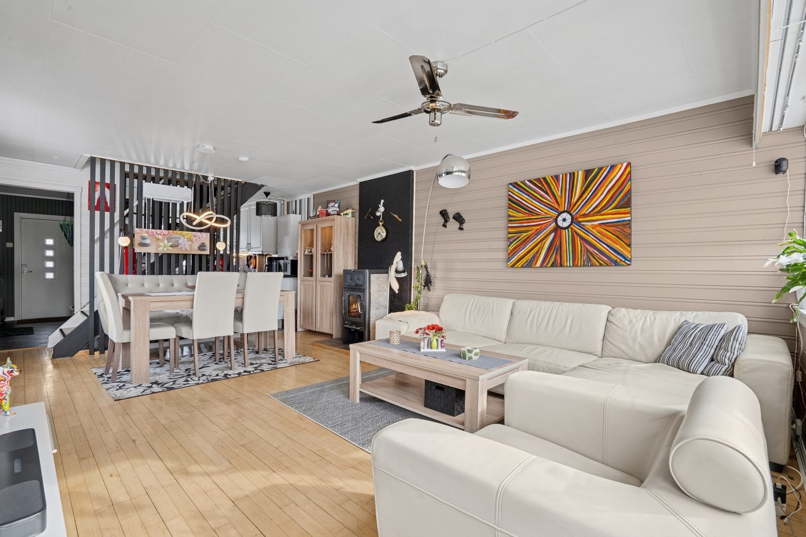 Stuen har god plass til å innredes med både sofagruppe og sittegruppe Galleribilde