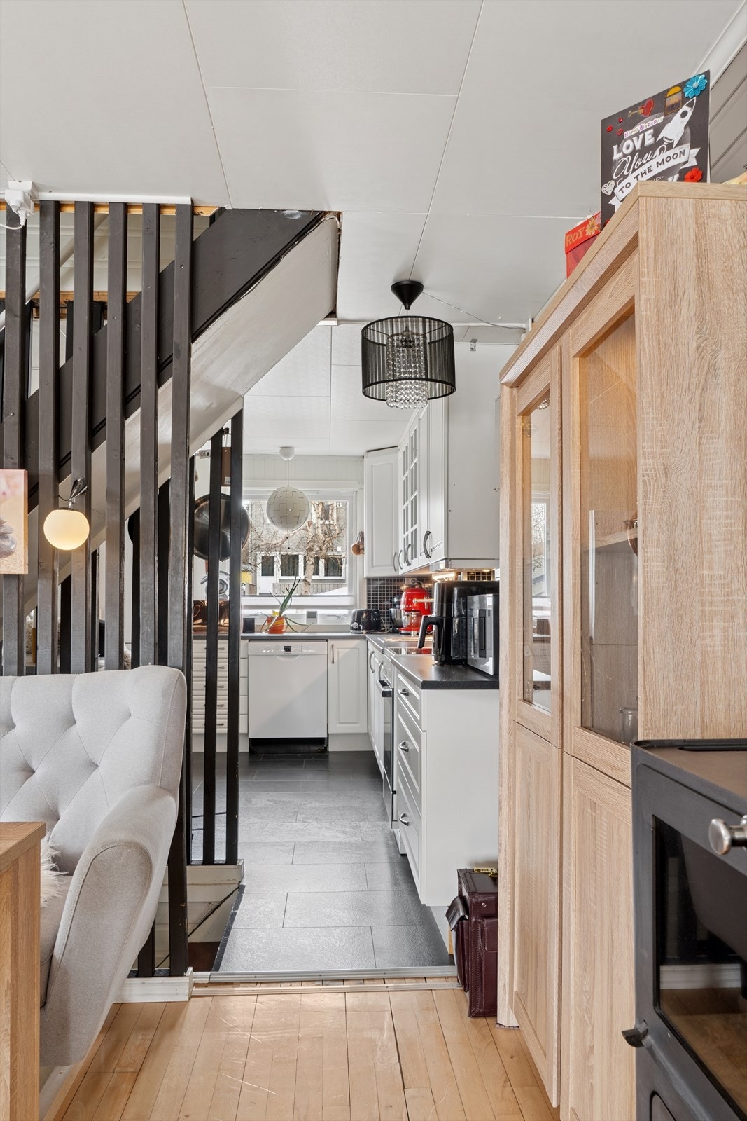 Kjøkkenet er lett tilgjengelig fra stuen Galleribilde