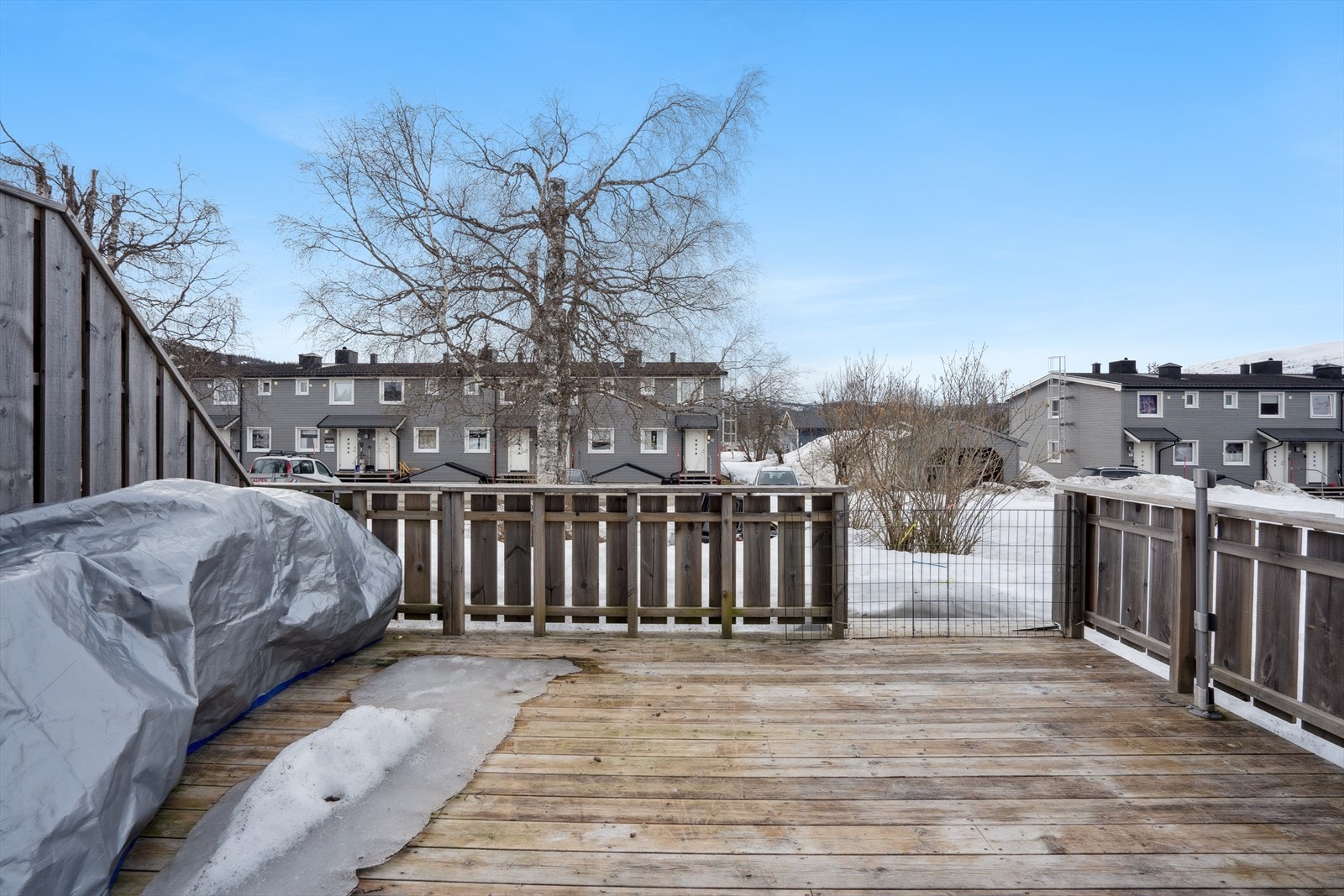 Balkong med god plass til både grill og sittegruppe Galleribilde