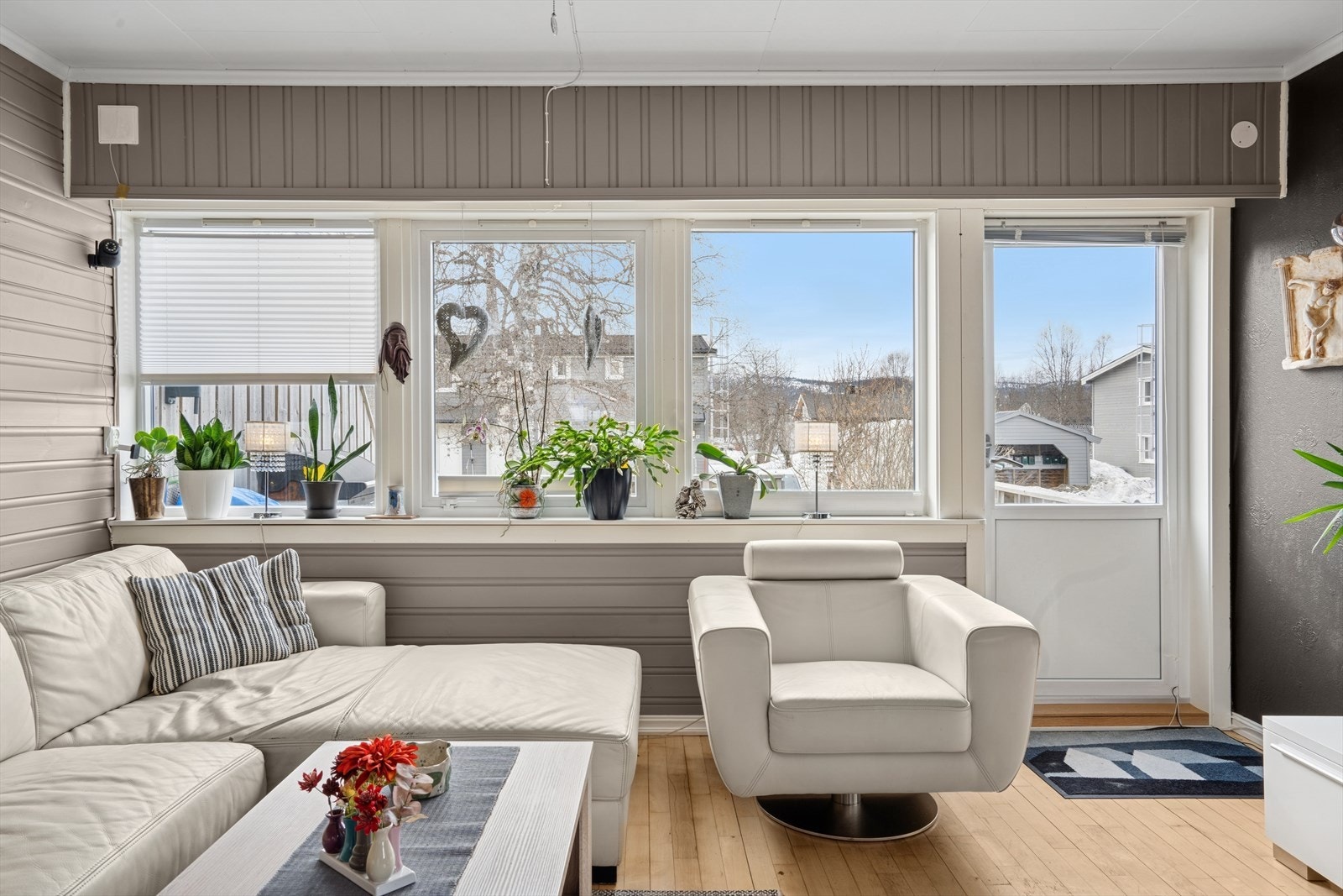 I stuen finner vi flere vindusflater, samt utgang til egen balkong Galleribilde