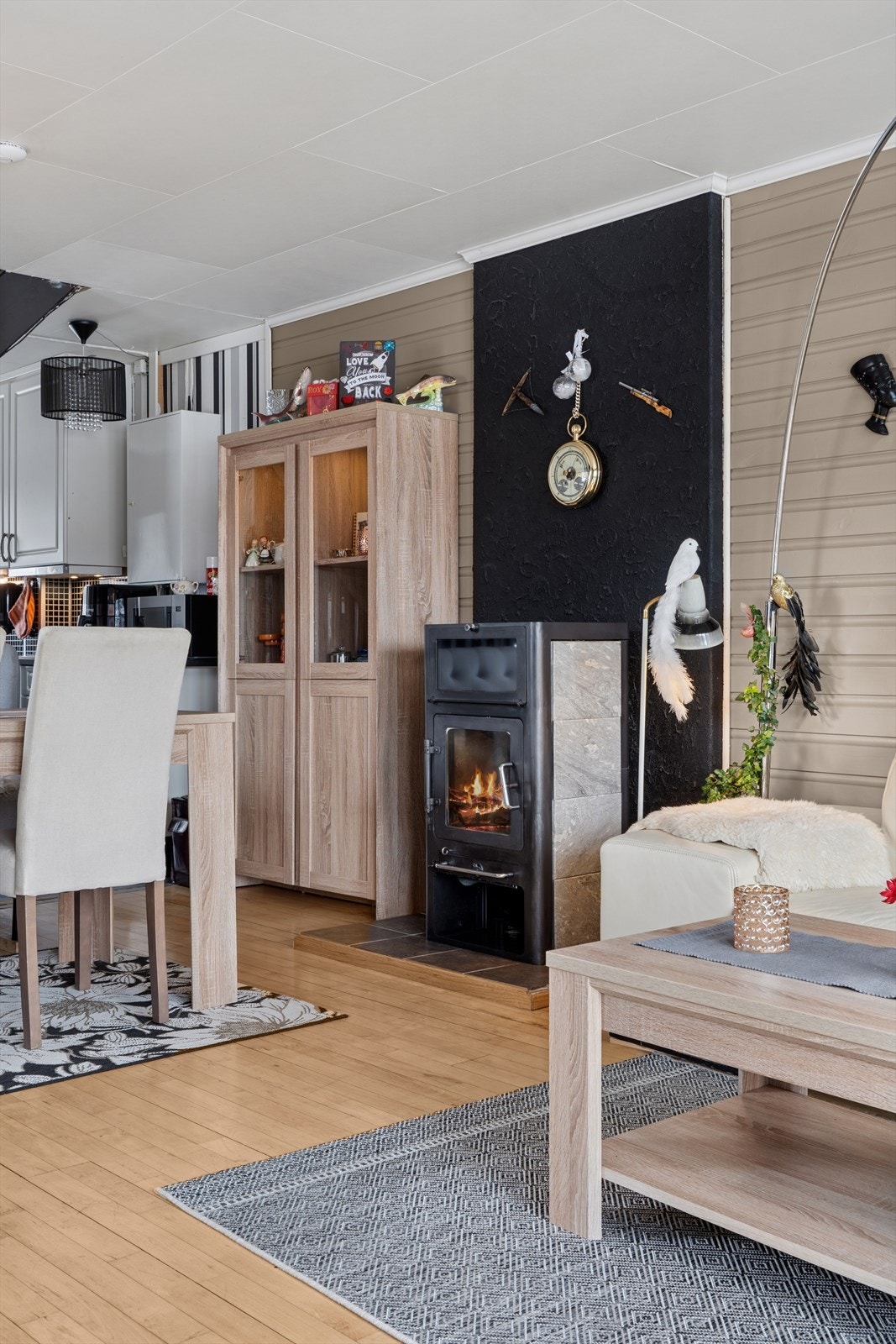 Man finner også en flott ovn i stuen, noe som gir ekstra kos på kaldere dager Galleribilde