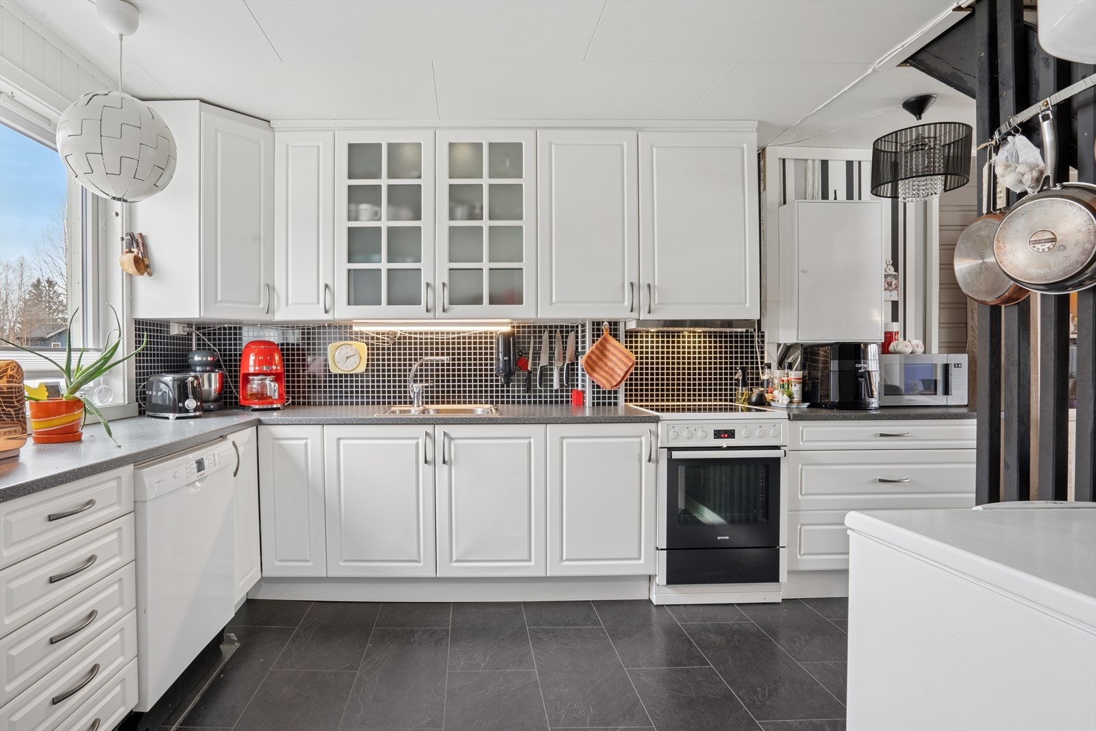 Boligen har et flott kjøkken med lyse fronter Galleribilde