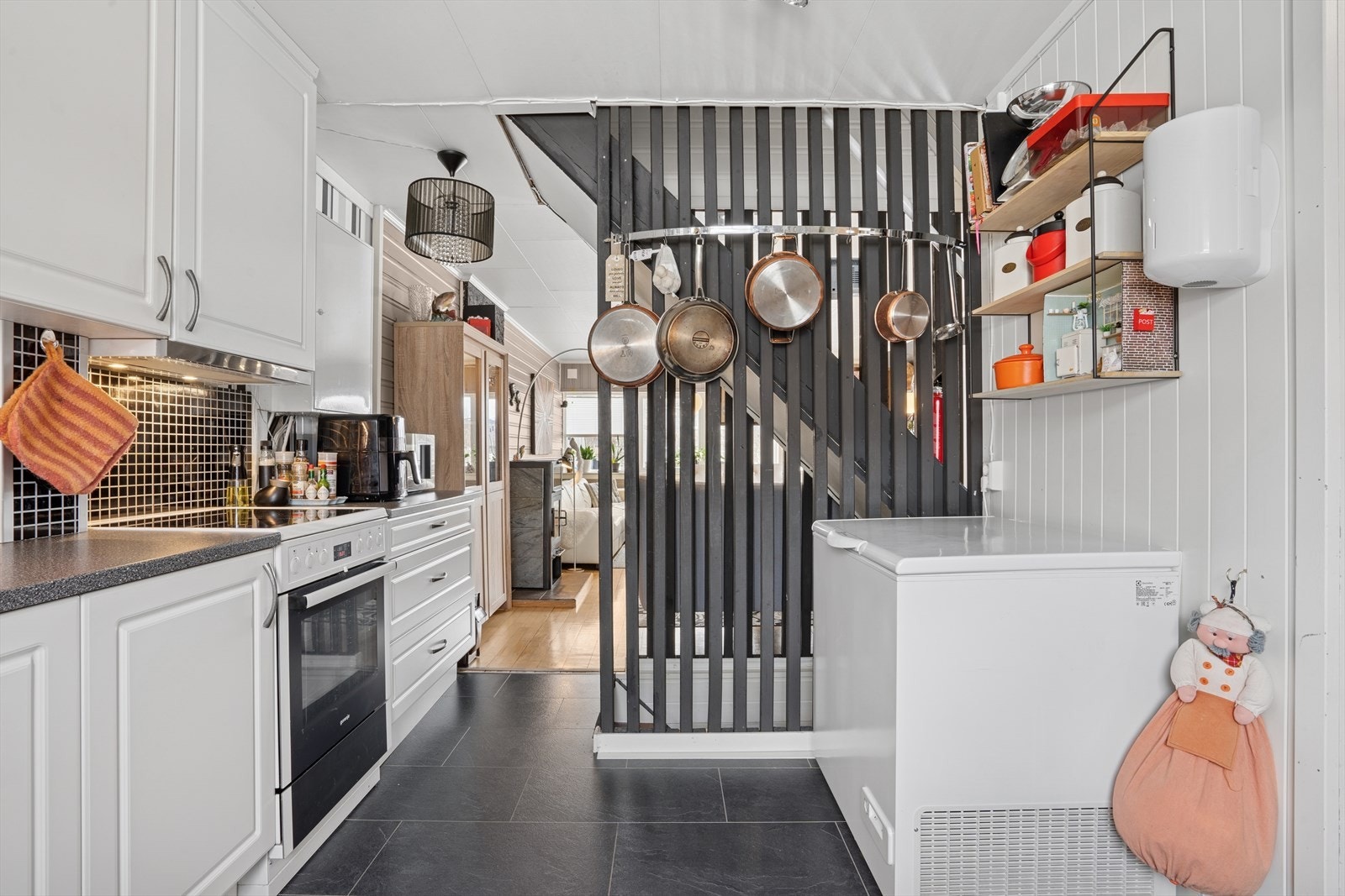 Kjøkkenet har også plass til et lite bord eller en fryser Galleribilde