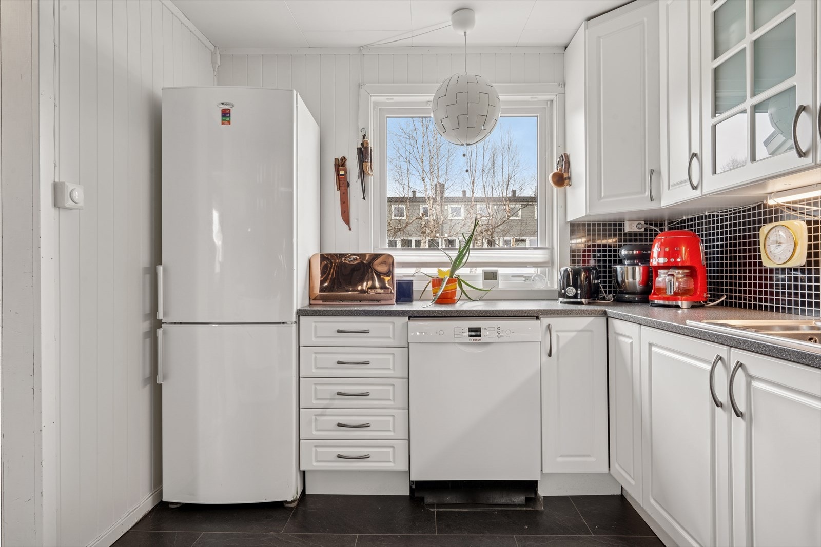 Her er det godt med både skap- og benkeplass Galleribilde