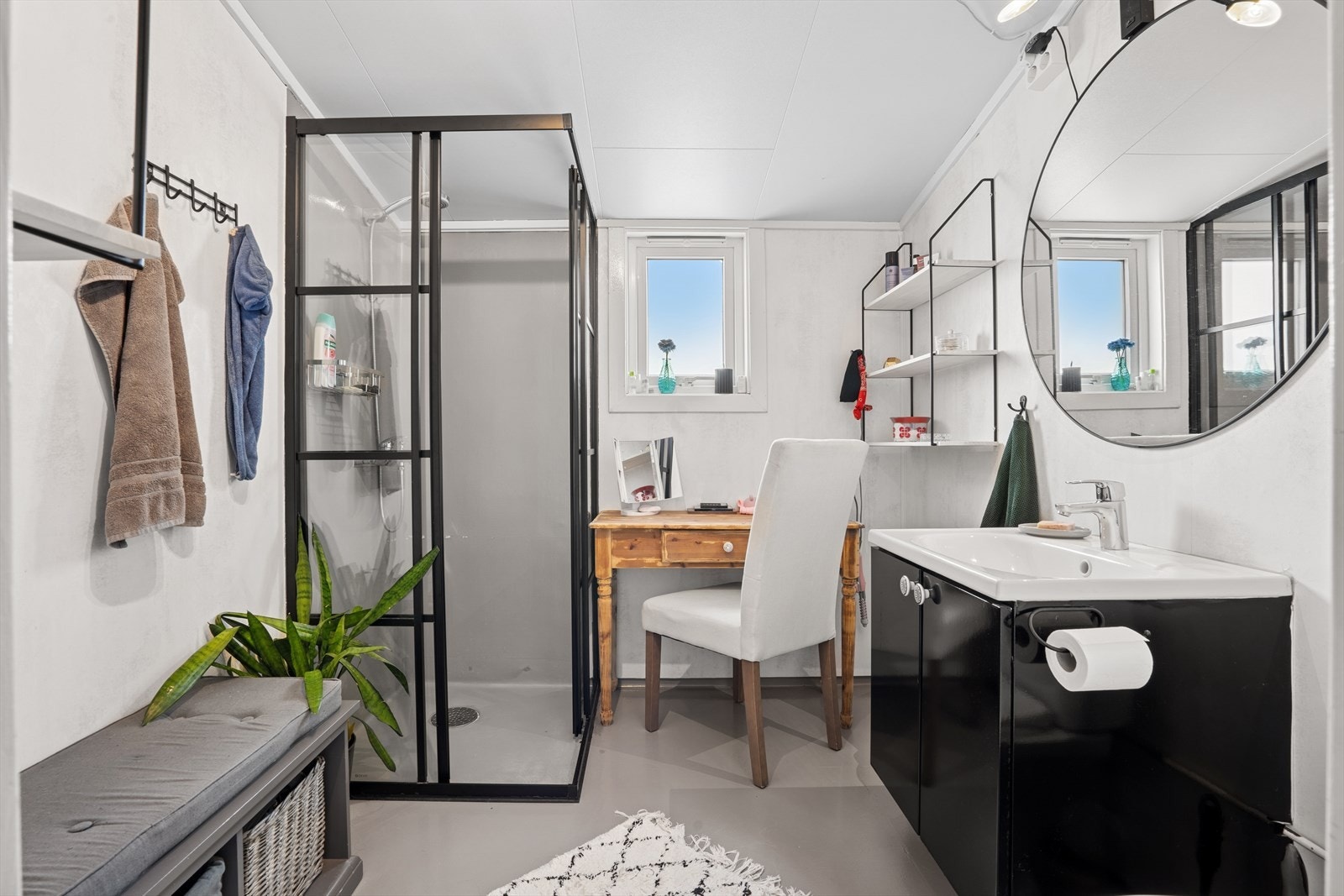 I andre etasje finner man et stilig bad med moderne preg Galleribilde