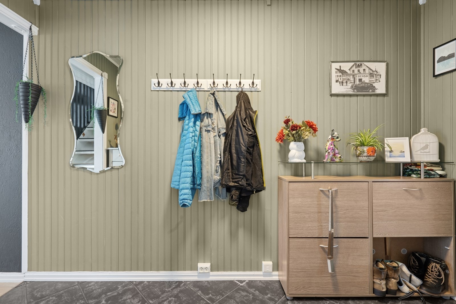 Her kommer man inn i en flott entré med god plass for yttertøy og sko Galleribilde