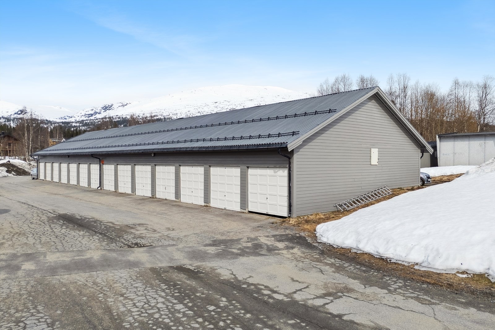 Garasje i rekke følger også med boligen Galleribilde