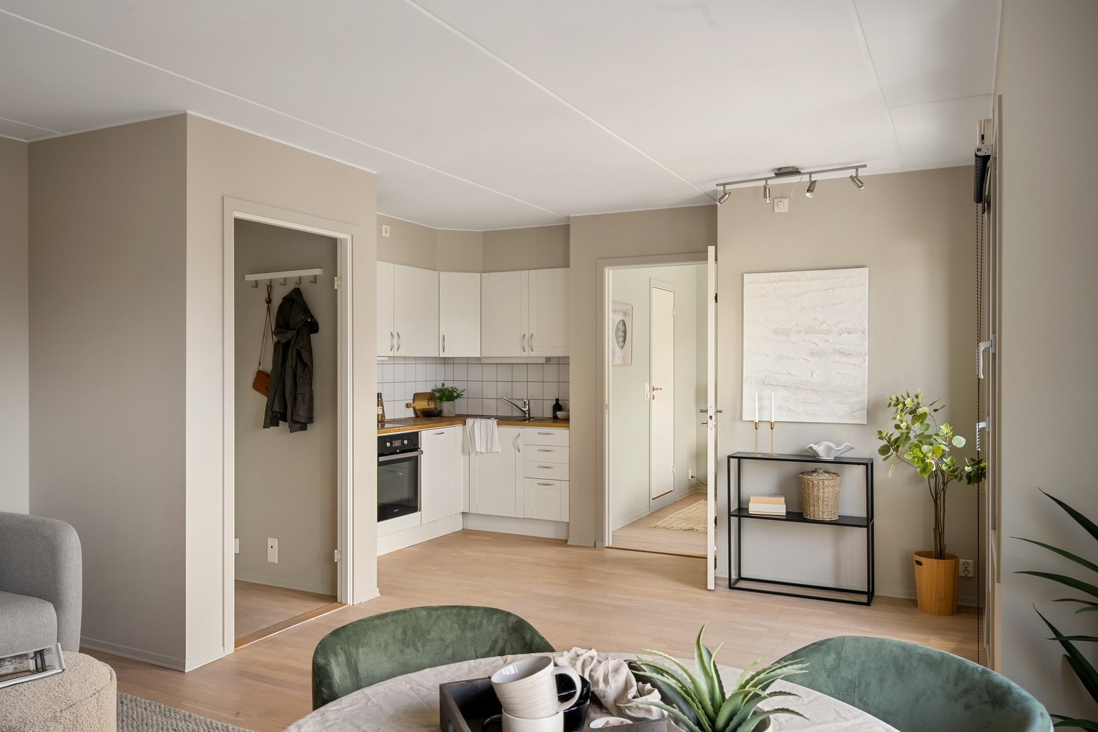 Her får man mye ut av hver kvadratmeter, med god plass til både sofagruppe og spiseplass Galleribilde