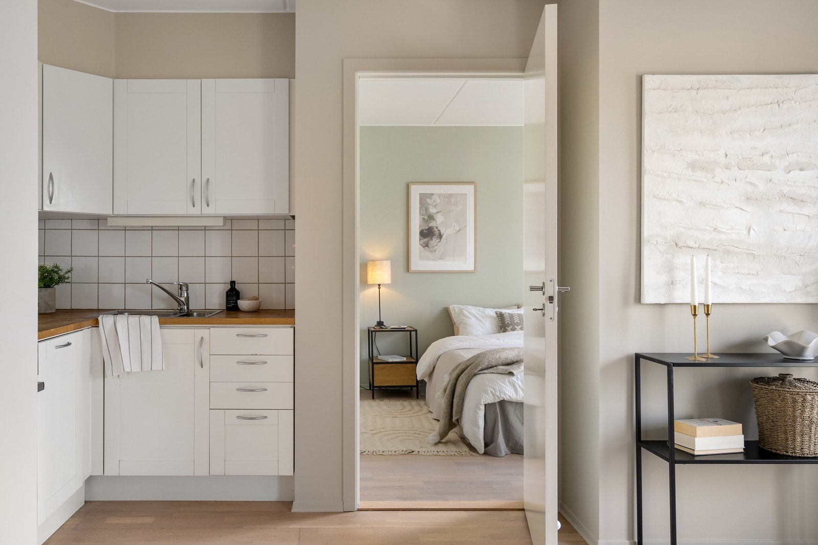 Kjøkkenet har også fliser over benkeplate, integrert
oppvaskmaskin (45 cm), og oppvaskkum og ventilator Galleribilde