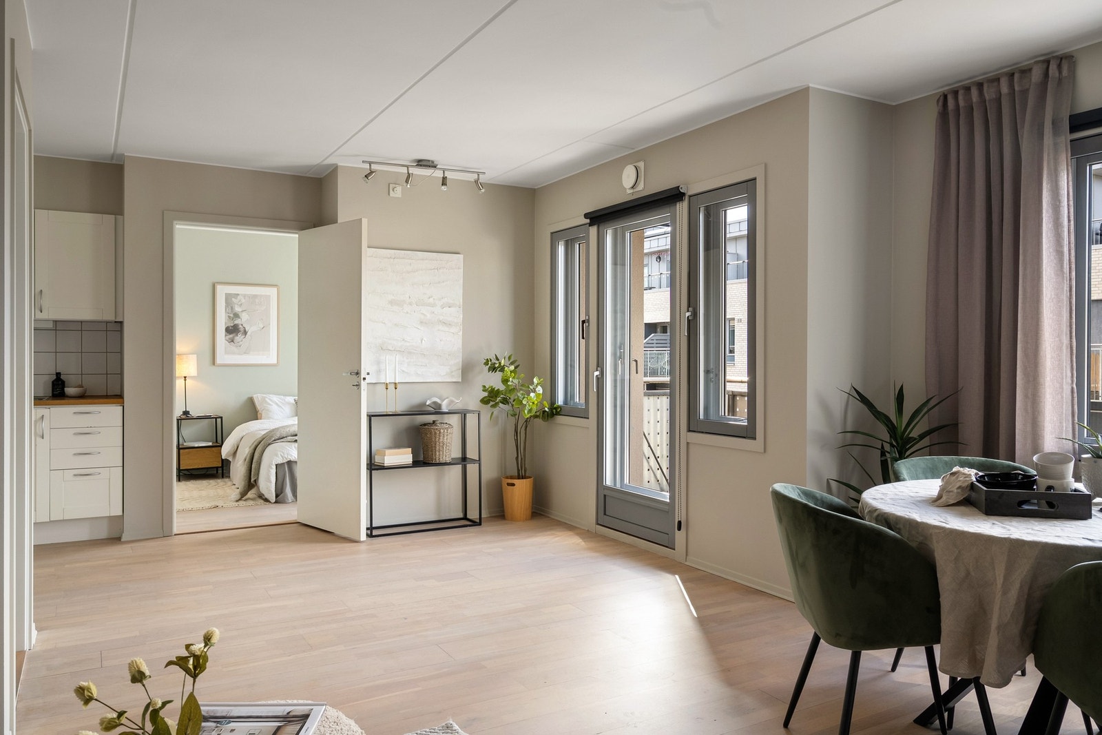 Leilighetens gulv er nylig overflatebehandlet for å gi et lysere inntrykk i leiligheten Galleribilde