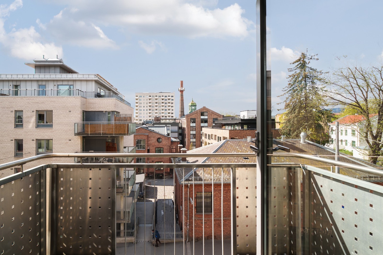 Stuen leder videre ut til leilighetens private balkong med utsikt mot Ringnes park Galleribilde