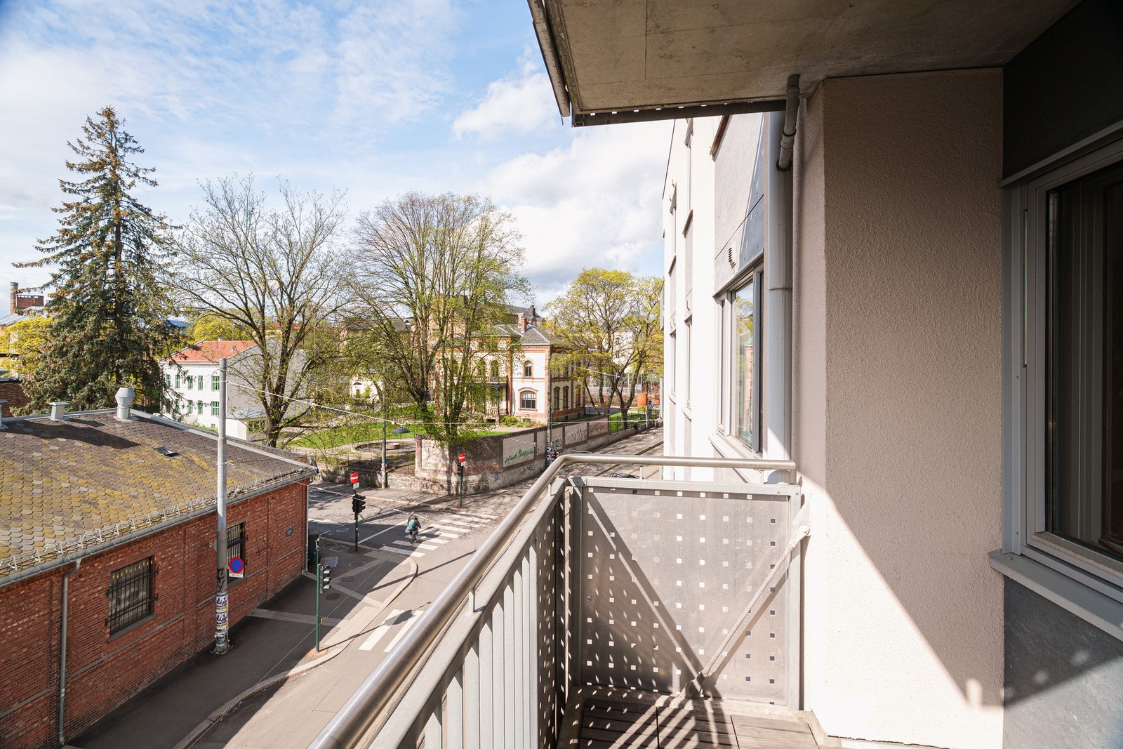 Her har du plass for en liten spisegruppe hvor du kan nyte kveldssolen Galleribilde