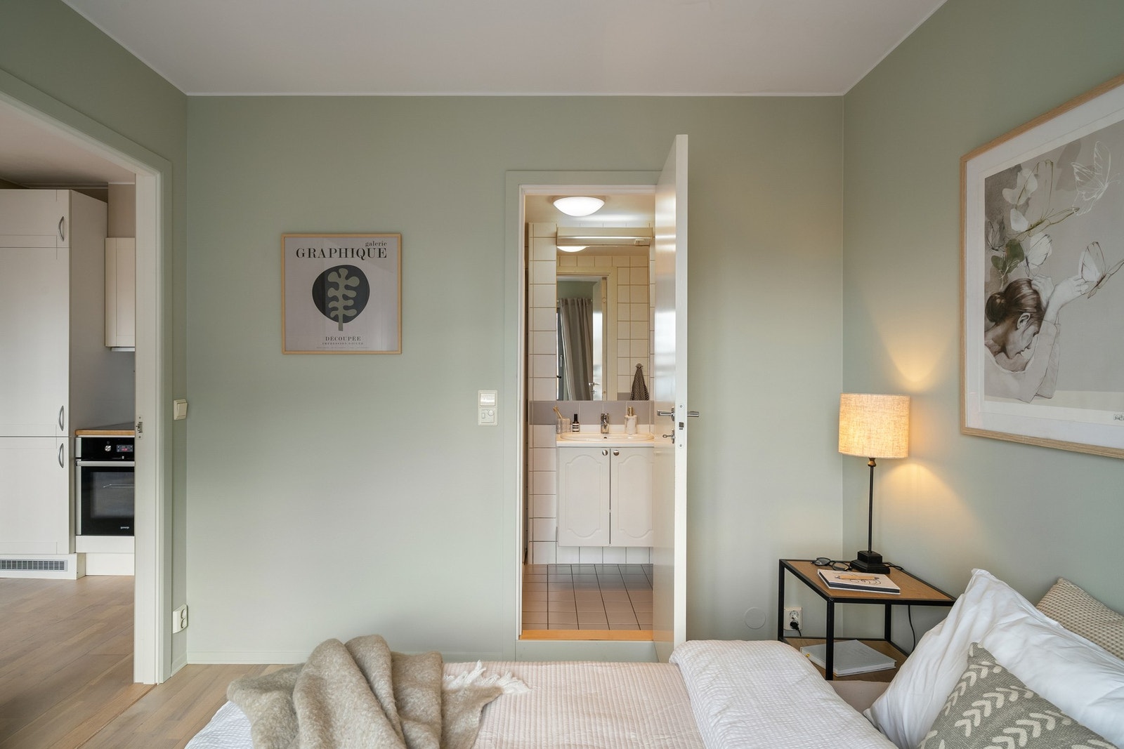 Soverommet leder videre inn til leilighetens baderom Galleribilde