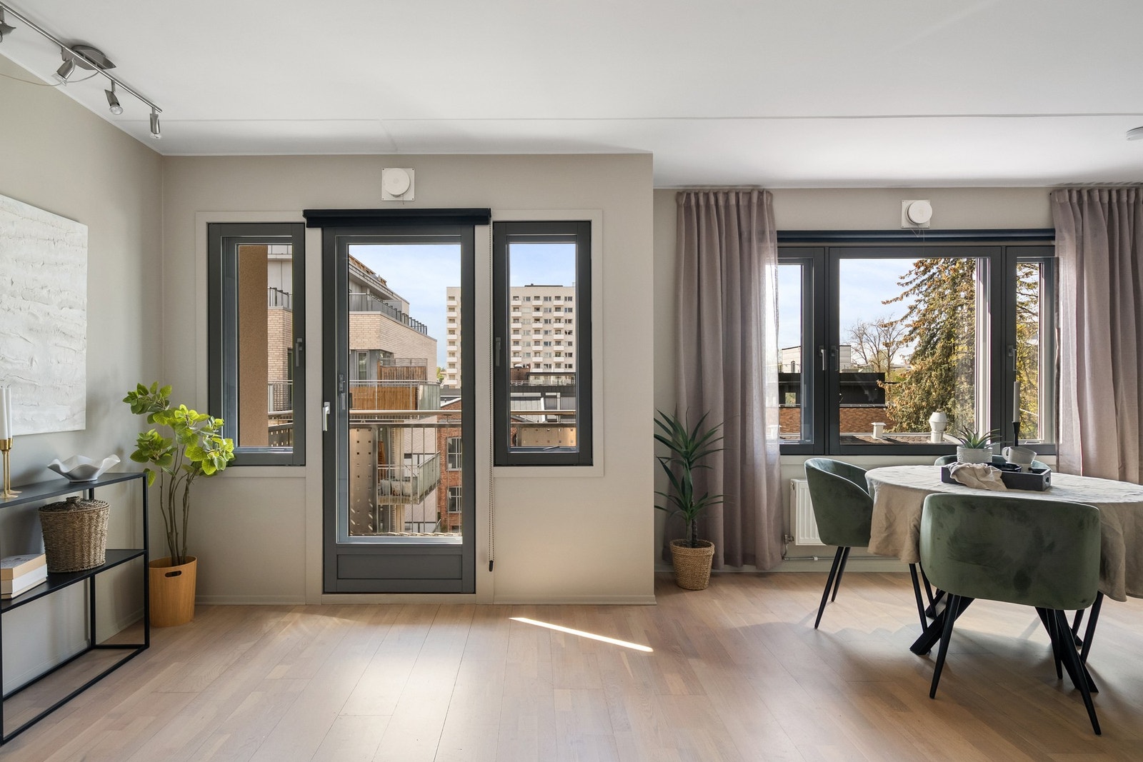 Vindusflatene åpner opp leiligheten og gir leiligheten en mer romslig følelse Galleribilde