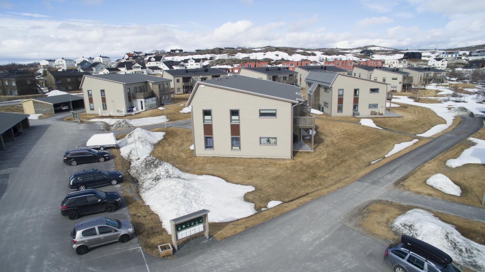 Leiligheten har parkering i carport, og det er sportsbod i tilknytning til carporten Galleribilde
