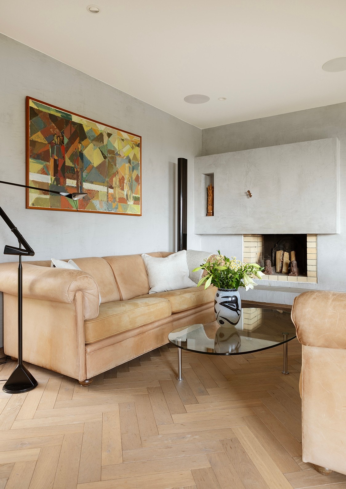 Hyggelig loungeområde med åpen peis og innfelt Monitor Audio surround lydanlegg. Galleribilde