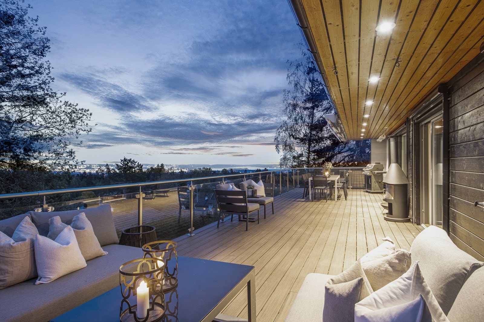 Ettermiddagsstemning. På kaldere dager kan to kraftige infrarøde terrassevarmere samt en flyttbar vedovn benyttes. Galleribilde