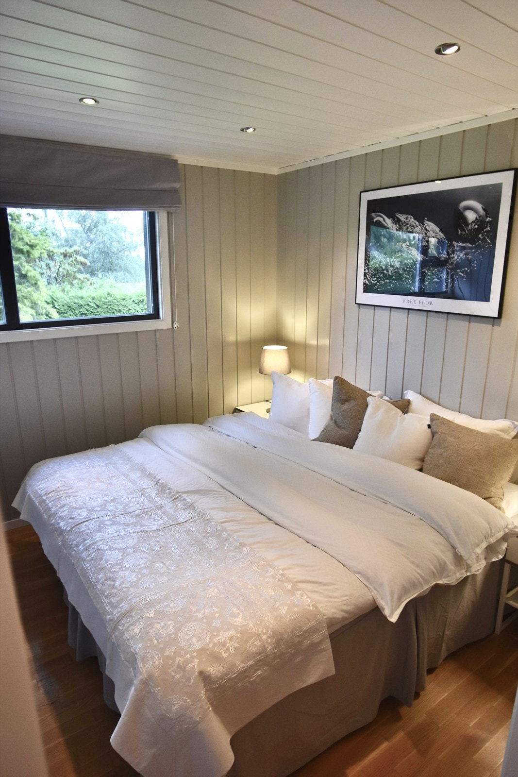 Begge soverommene i 1. etasje har god plass til dobbeltseng og nattbord. Galleribilde