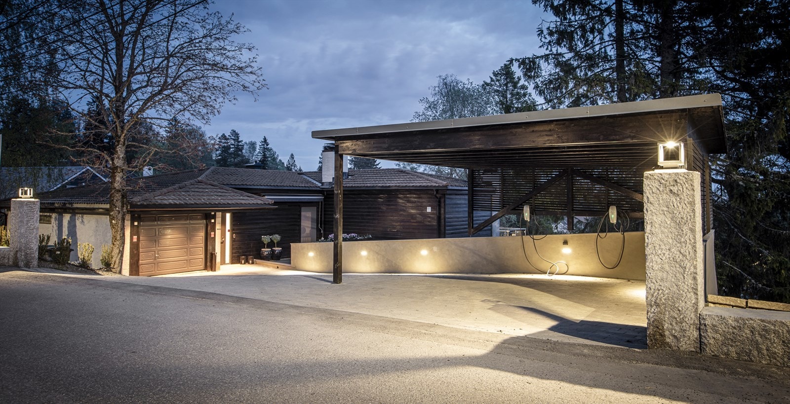 Boligen har gode parkeringsmuligheter med dobbelgarasje og stor carport med to elbilladere. Galleribilde