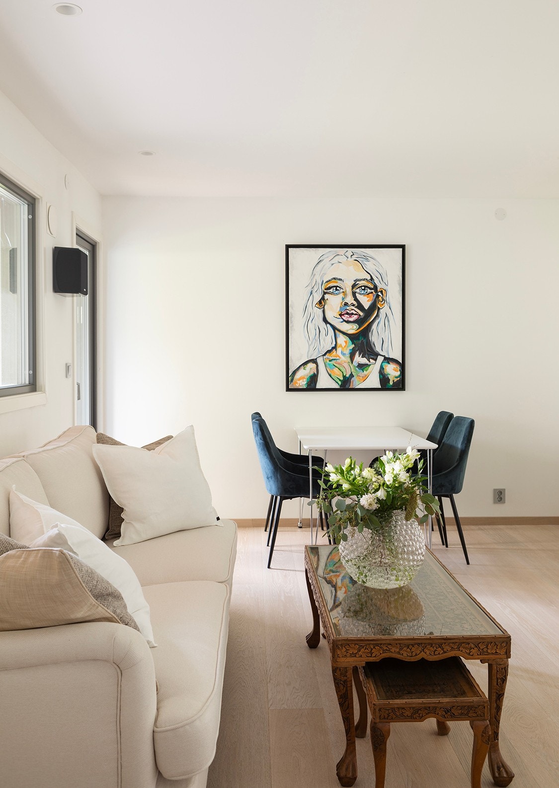 1. etasje med gjeste-/utleiedel som inneholder entré, kjøkken, bad og 2 soverom. Galleribilde