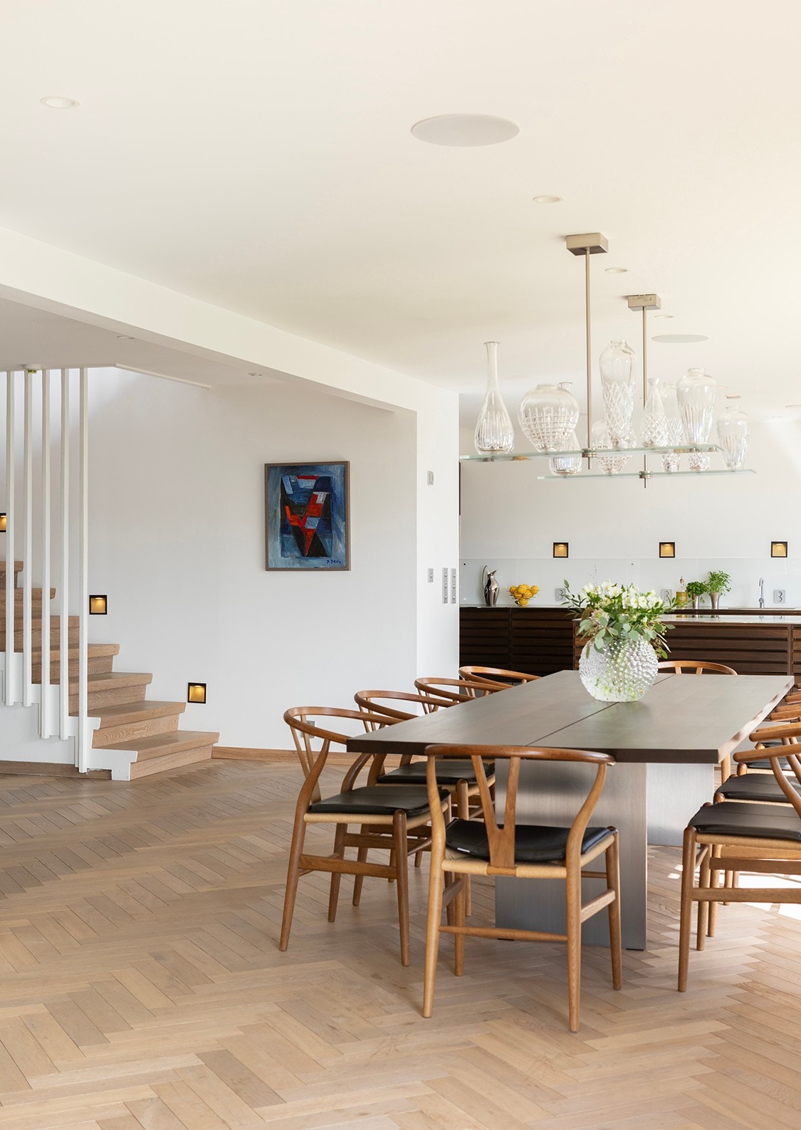 Det er åpent mellom stue, spisestue og kjøkkenet slik at opplevelsen er et innbydende og sosialt rom som dekker nesten hele etasjen. Galleribilde