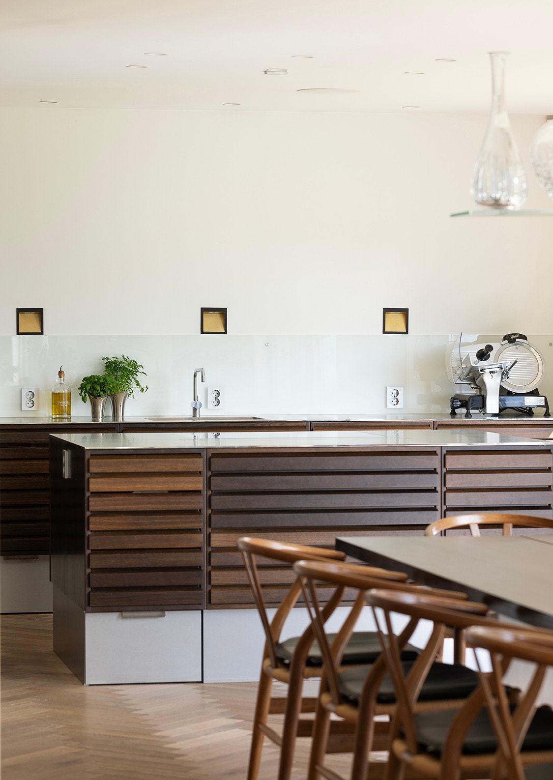 Romslig, lys og samlende stue med et mesterstykke av et kjøkken fra Unoform. Galleribilde