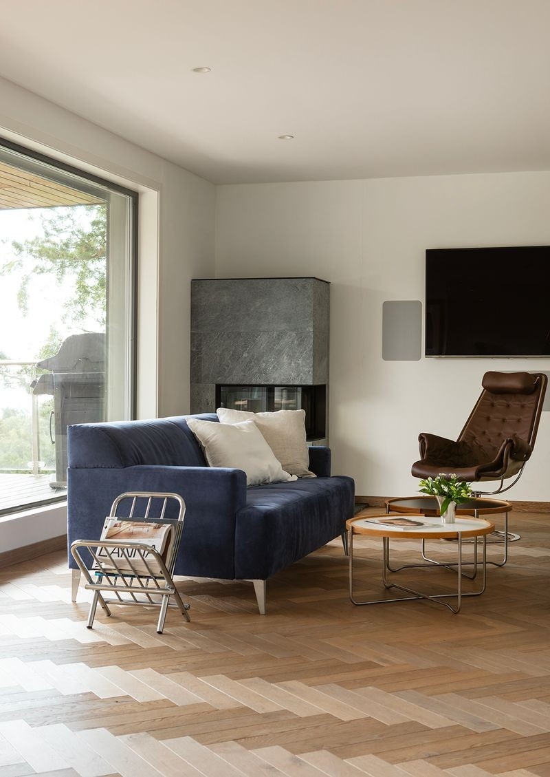 Stue med energieffektive vinduer fra gulv til tak (Det forventes at alle eksisterende boligbygg skal ha minimum energiklasse D innen 2033). Mye lys og praktfull utsikt over Oslo. Galleribilde