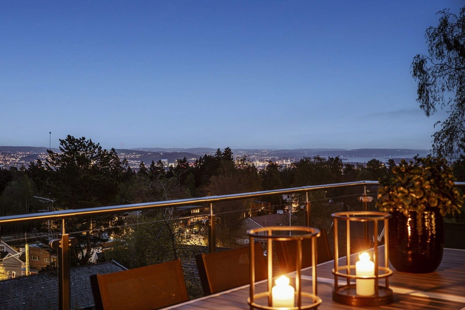 Magisk kveldsstemning med panorama over større deler av byen. Galleribilde