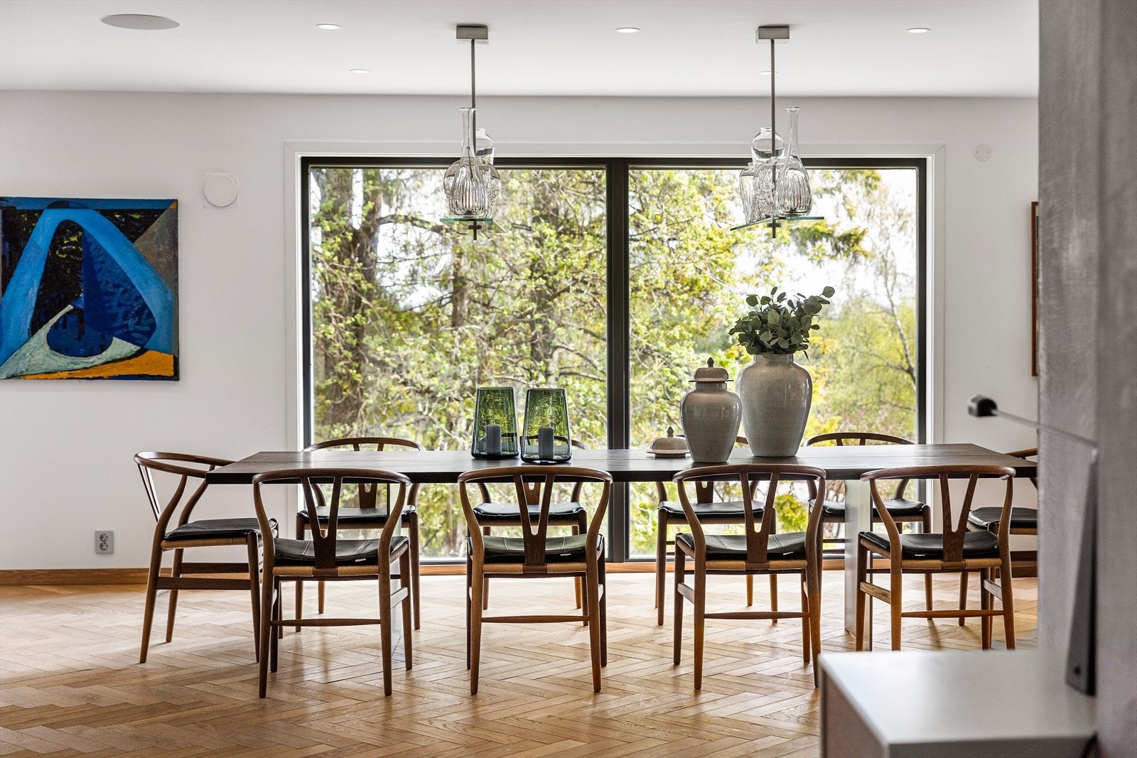 Moderne design i pakt med naturen. Fjernstyrt solavskjerming til vinduer i de to øverste etasjene. Galleribilde