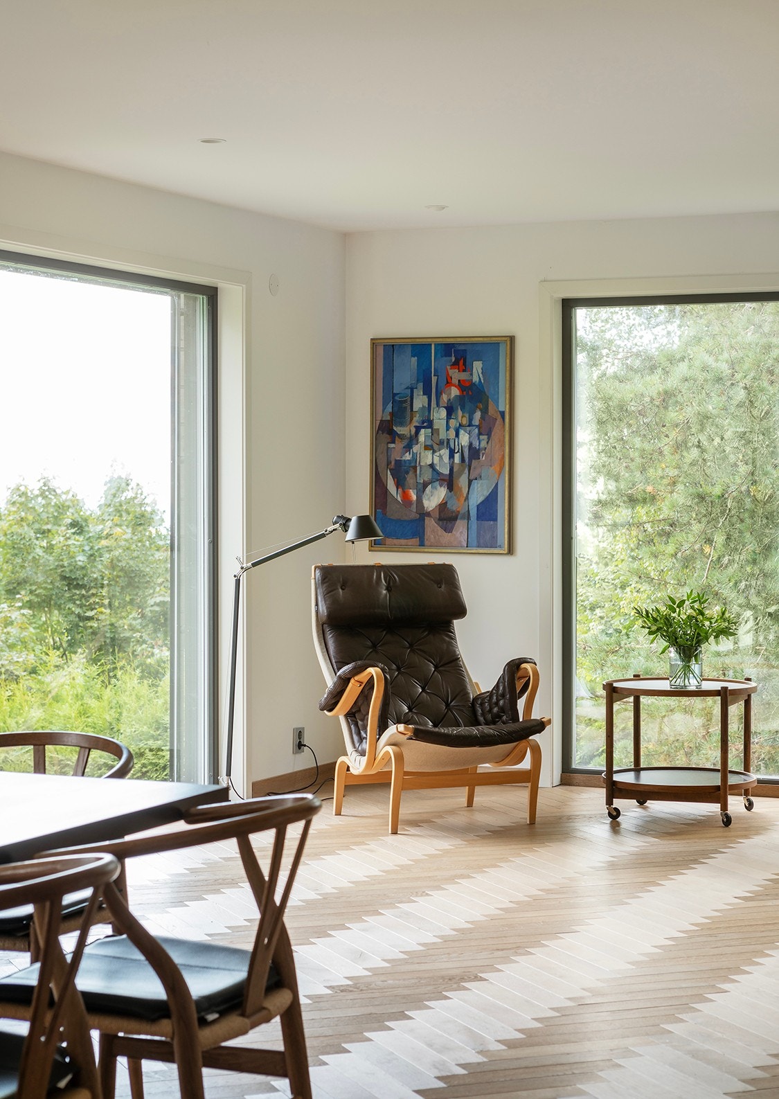 Energieffektive vinduer fra gulv til tak slipper inn mye lys og gir utsikt til dyrelivet i haven. Galleribilde