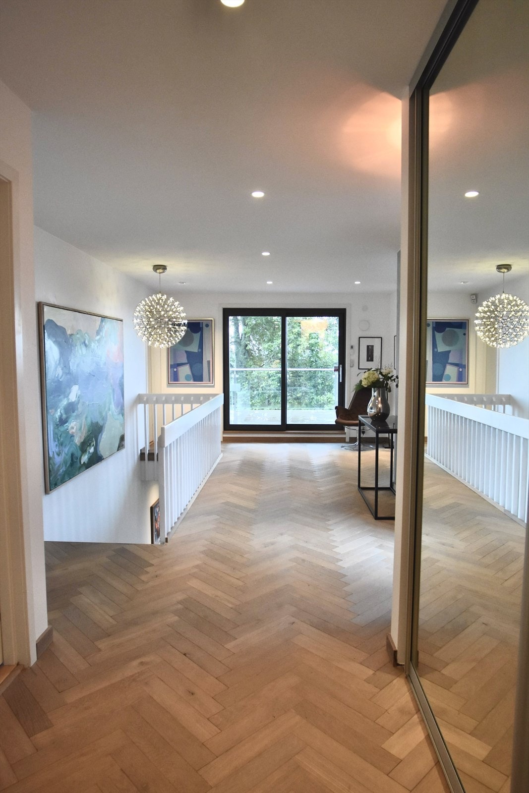 Villaen er elegant innredet med høyverdige løsninger og eksklusive materialvalg. Galleribilde