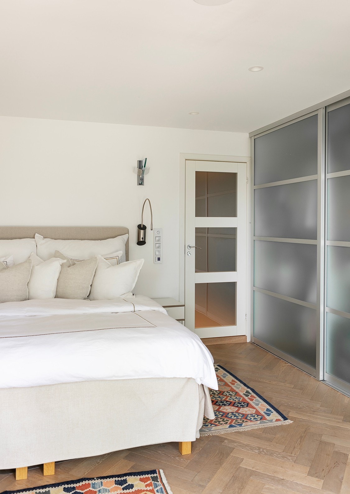 Romslig hovedsoverom med bad-en suite og utgang til terrasse. Galleribilde