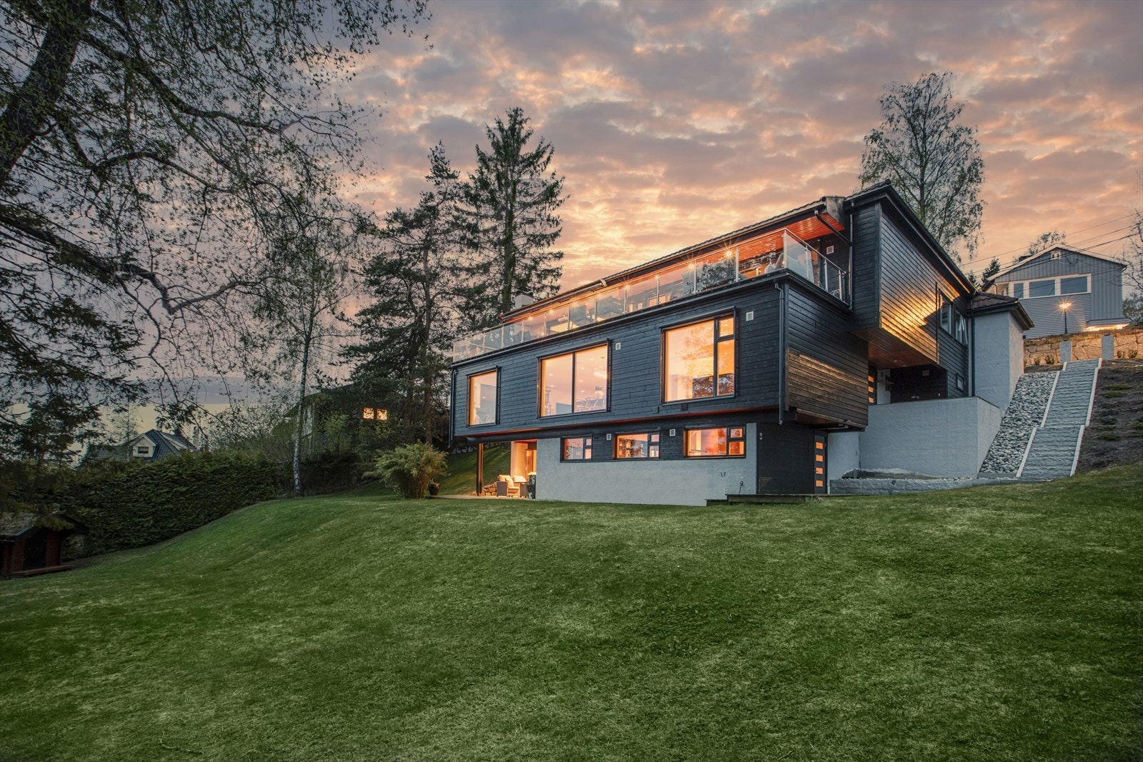 Villaen er familievennlig utformet med 345 m2 areal fordelt på tre plan og med separat leilighet i 1. etasje. Galleribilde