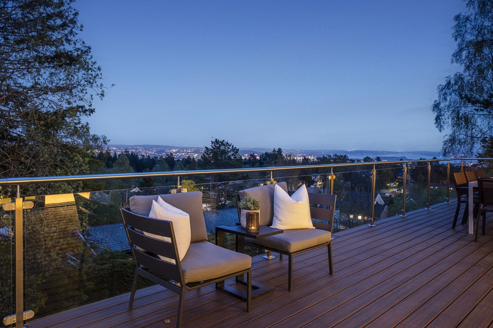 Attraktiv beliggenhet med Nordmarka 200 m unna, Sognsvann nås på ti min. Kort avstand til Slemdal, Svendstuen og Oslo Montessori skole. Galleribilde