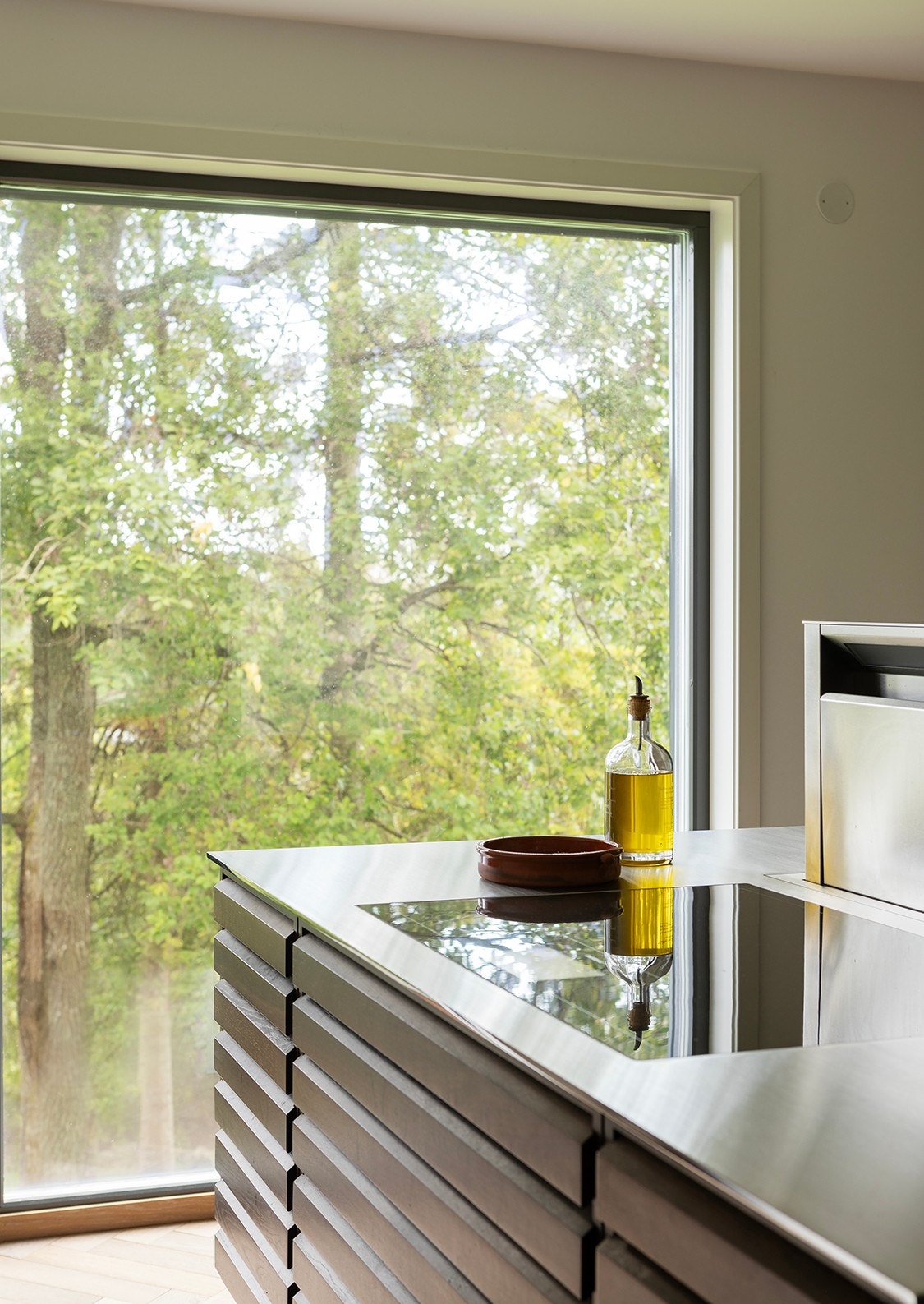 Store vindusflater gir lys og grønn utsikt. Galleribilde