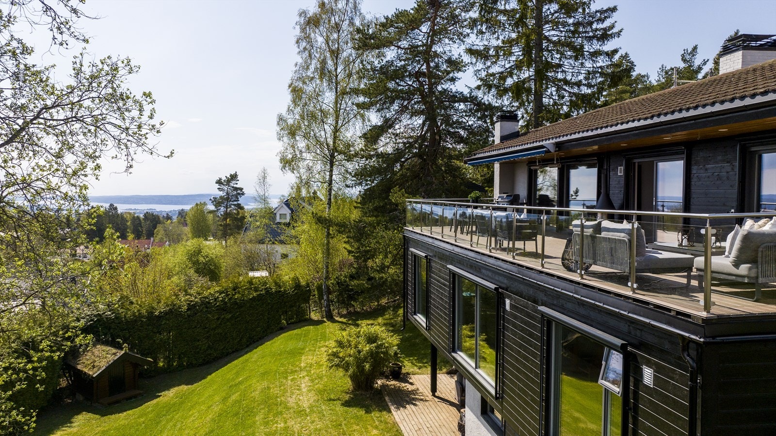 Elegant og funksjonell villa, tegnet av arkitekt Kjell Janborg, bygget i 1974, omfattende renovert i 2016. Solrik tomt på 1514 kvm, med store trær og usjenert, barnevennlig hage. Galleribilde