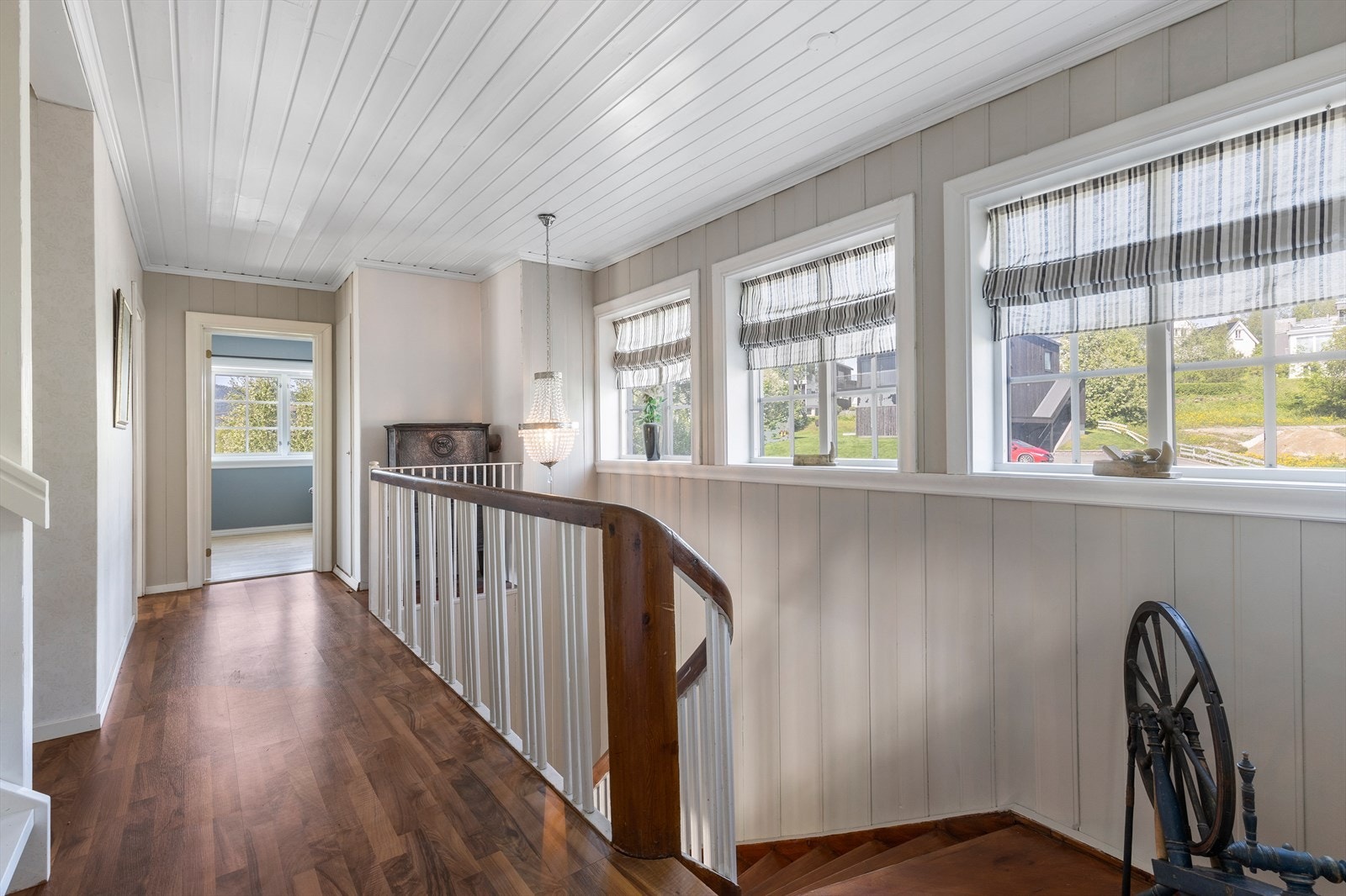 Vinduene som brer seg over trappegangen i 2.etg gir herlig lysinngang. Galleribilde