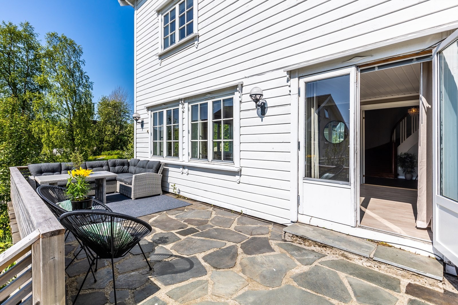 Fra terrasse mot den dobbelhengslede døren som leder inn til stuen. Galleribilde