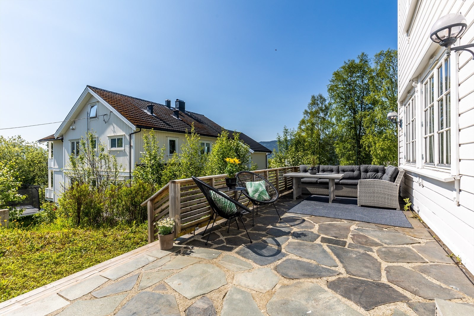 Stor terrasse, belagt med kostbar skiferstein. Galleribilde