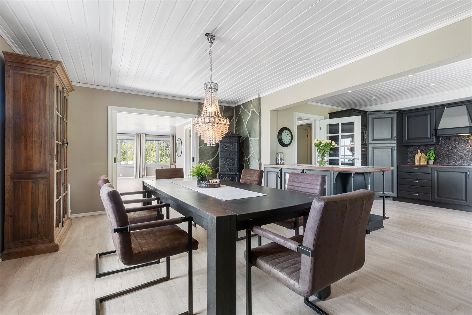 Spisestuen med herlig takhøyde, kan avdeles fra stuen med dører. Galleribilde